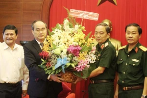 Bí thư Nguyễn Thiện Nhân thăm các đơn vị quân đội