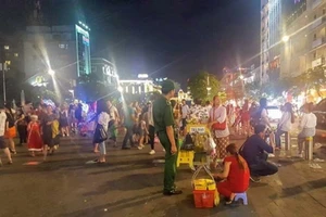 Ông Đoàn Ngọc Hải đề nghị tăng dọn rác phố Nguyễn Huệ