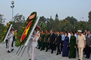 Lãnh đạo TP.HCM dâng hương các anh hùng liệt sĩ
