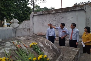 Chủ tịch TP.HCM viếng lăng Tả quân Lê Văn Duyệt