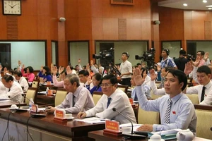 TP.HCM chốt việc thí điểm tăng thu nhập CBCC, viên chức