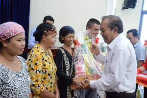  Phó Thủ tướng Trương Hòa Bình trao quà cho đồng bào Chăm