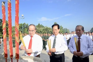 Lãnh đạo TP.HCM dâng hương tưởng niệm các anh hùng liệt sĩ