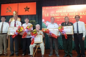 TP.HCM trao Huy hiệu 70 năm tuổi Đảng cho 147 Đảng viên