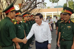 Chủ tịch TP.HCM chúc Tết nhiều đơn vị công an, quân đội