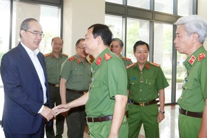 Bí thư Nguyễn Thiện Nhân chúc Tết các đơn vị công an, quân đội