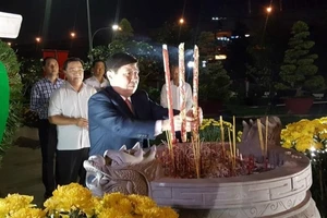 Chủ tịch UBND TP.HCM viếng các bậc tiền nhân đêm giao thừa