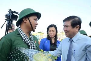 Bịn rịn chia tay tân binh TP.HCM lên đường tòng quân
