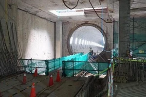 Hạ nước ngầm đột ngột gây lún nền tuyến metro số 1