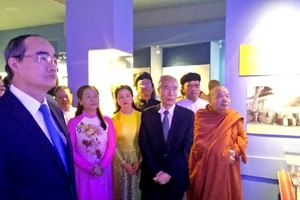 Lãnh đạo TP.HCM dâng hương tưởng nhớ Chủ tịch Tôn Đức Thắng