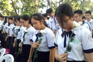 Nước mắt rơi trong lễ tưởng niệm nạn nhân tai nạn giao thông