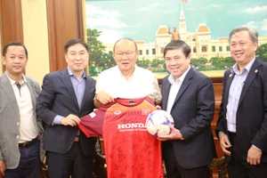 Gặp chủ tịch TP.HCM, ông Park nói 'cầu thủ VN thi đấu như hổ'