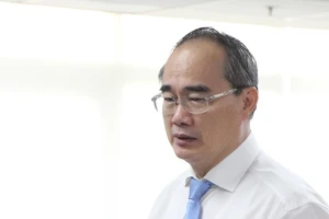 Bí thư Thành ủy TP.HCM Nguyễn Thiện Nhân trả lời báo chí. Ảnh: TÁ LÂM
