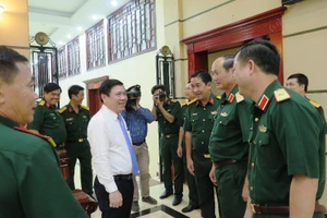 Chủ tịch TP.HCM thăm, chúc tết nhiều đơn vị, người có công