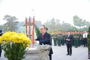 Lãnh đạo TP.HCM dâng hương Bác Hồ và các anh hùng liệt sĩ
