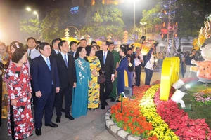 Đường hoa Nguyễn Huệ chính thức khai mạc