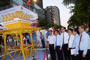 Mô hình nhà giàn DK1 ở lễ hội Đường sách Tết Canh tý