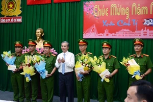 Khen thưởng đột xuất công an phá vụ đốt nhà làm 5 người chết