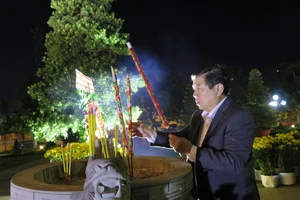 Chủ tịch UBND TP.HCM viếng các bậc tiền nhân đêm giao thừa