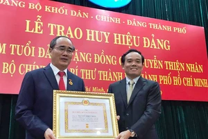 Ông Nguyễn Thiện Nhân nhận huy hiệu 40 năm tuổi Đảng