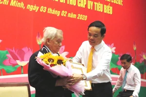 'Xây dựng đội ngũ cán bộ, đảng viên tận tụy phục vụ dân'