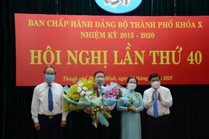 Ông Dương Anh Đức nhận hoa chúc mừng nhận nhiệm vụ mới. Ảnh: TÁ LÂM