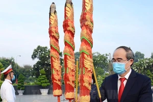 Lãnh đạo TP.HCM dâng hương tưởng niệm các anh hùng liệt sĩ