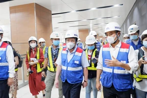 Chủ tịch UBND TP.HCM Nguyễn Thành Phong (đi giữa) thị sát ga Nhà hát TP, tuyến metro số 1 (Bến Thành - Suối Tiên). Ảnh: ĐÀO TRANG 