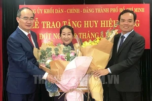 Phó Bí thư TP.HCM Võ Thị Dung nhận huy hiệu 40 năm tuổi Đảng