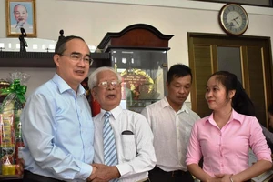 Bí thư Nguyễn Thiện Nhân và các lãnh đạo thăm người cao tuổi