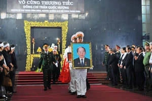 Dòng người xúc động đưa tiễn nhà tình báo Mười Hương