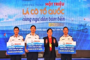 Ký kết trao tặng 1 triệu lá cờ Tổ quốc cho ngư dân bám biển