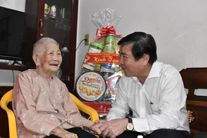 Chủ tịch Nguyễn Thành Phong thăm các gia đình chính sách