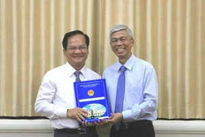 Trao quyết định nhiều nhân sự mới ở TP.HCM