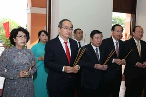 Lãnh đạo TP.HCM dâng hương tưởng niệm Chủ tịch Hồ Chí Minh