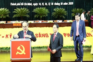 Đại hội bỏ phiếu bầu Ban chấp hành Đảng bộ TP.HCM nhiệm kỳ 2020-2025. Ảnh: LONG HỒ 