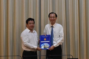 Ông Nguyễn Trần Phú nhận quyết định. Ảnh: PHƯƠNG THÙY