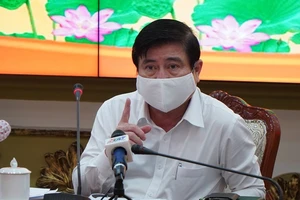 Chủ tịch UBND TP.HCM Nguyễn Thành Phong phát biểu tại cuộc họp. Ảnh: PHƯƠNG THÙY