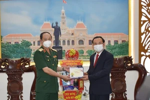 Bí thư Nguyễn Văn Nên thăm và chúc Tết các đơn vị quân đội