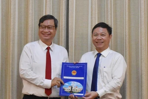 Ông Vương Đức Hoàng Quân nhận quyết định. Ảnh: PHƯƠNG THÙY