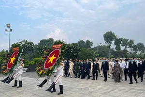 Lãnh đạo TP.HCM dâng hương tưởng nhớ các anh hùng liệt sĩ