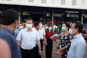 Lãnh đạo TP.HCM kiểm tra phòng dịch ở chợ lúc rạng sáng