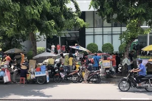 Chủ tịch TP.HCM: Xem xét cấm tụ tập quá 5 người nơi công cộng