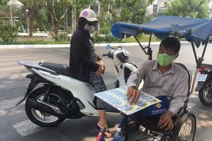 TP.HCM đề xuất 1.000 tỉ hỗ trợ người bán vé số, hàng rong, xe ôm...