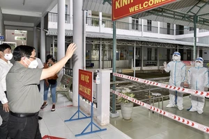 Thủ tướng thăm cơ sở xét nghiệm và điều trị bệnh nhân COVID-19 tại Tây Ninh