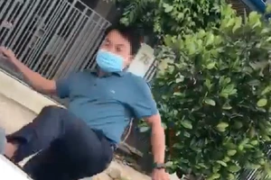 Người đạp đổ bàn nhân viên y tế ở TP.HCM bị phạt 3 triệu đồng