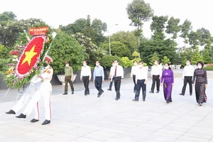 Lãnh đạo TP.HCM viếng nghĩa trang, tưởng niệm các anh hùng liệt sĩ