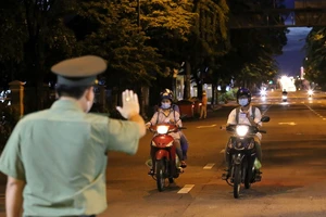 TP. HCM: Phạt cán bộ, công chức không đeo thẻ đi/về từ nhà đến cơ quan 