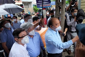 Chủ tịch nước thăm khu phong tỏa ở TP.HCM: Bà con hãy tin tưởng vào chính quyền