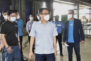 Phó Thủ tướng đề nghị tiêm vaccine cho lao động các DN quan trọng ở TP.HCM